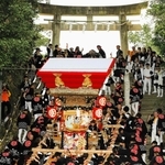 石段を登って境内へ向かう布団屋台＝三木市本町２、大宮八幡宮