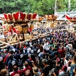 境内を埋め尽くす氏子と観衆の中心で、屋台が練り合わせを披露した＝三木市岩宮、岩壺神社