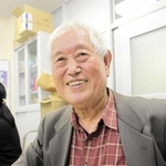 妻登美子さんの介護体験を通して「人としての尊厳を守る」大切さを語った堤憲昭さん＝三木市立総合隣保館