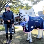 総選挙で１位に輝いたポニーのヤマトと世話を担当する大町彩花さん＝三木ホースランドパーク
