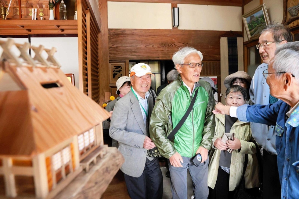 かやぶき民家を観光資源に 三木市高齢者大の生徒らが「ガイド