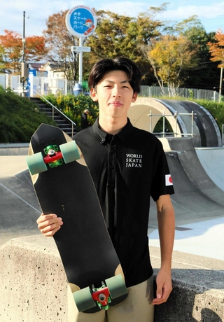 ２度目の世界大会に自然体で挑む酒井章汰さん＝三木市上の丸町、三木スケートボードパーク