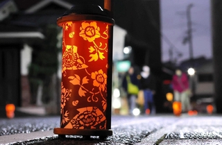 湯の山街道を照らす灯籠の明かり＝２０２４年１１月、三木市大塚２