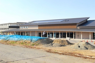 団地再生事業の拠点となる「多世代交流施設」の建設が進む＝三木市志染町青山７