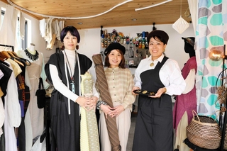 播州織とアクセサリーを使った展示会を企画する（左から）内藤知佳さん、大柴美穂さん、浜辺ちひろさん＝三木市鳥町
