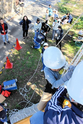 ロープで高所から降りる子ども＝三木市福井