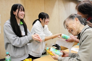 認知症患者らが集まる「ぐりーんカフェ」の運営を手伝う中学生＝緑が丘町公民館