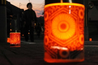 播州三木染め形紙のデザインを使った灯籠で照らし出される湯の山街道＝三木市芝町