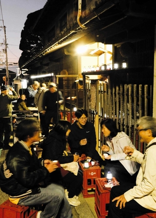 酒蔵前の特設「ＢＡＲ」で日本酒を味わう来場客ら＝三木市芝町