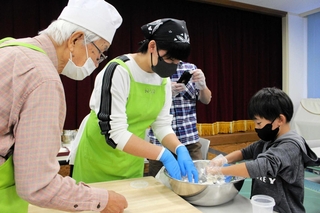 うどん打ちを教わる子ども（右）＝三木市立市民活動センター