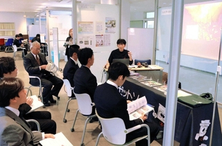 各社の担当者の話に耳を傾ける学生ら＝関西国際大学三木キャンパス