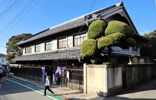 湯の山街道に面し、歴史的景観を形成する稲見酒造の店舗兼主屋＝三木市芝町