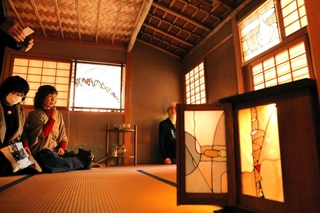 薄暗い茶室を照らすガラスアート＝三木市大村、金剛寺