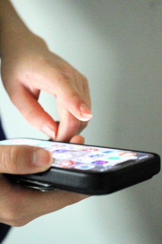 スマートフォンのアプリを通じた出会いが事件につながることも…