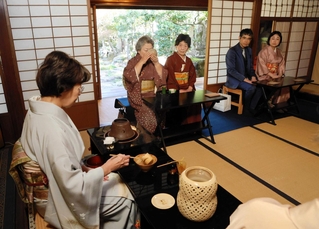 和室で開かれたチャリティー茶会＝三木市本町３