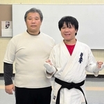 初めて黒帯を締めた近野凌太朗さん（右）と父の一弘さん＝三木市立総合隣保館