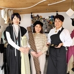 播州織とアクセサリーを使った展示会を企画する（左から）内藤知佳さん、大柴美穂さん、浜辺ちひろさん＝三木市鳥町