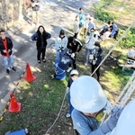 ロープで高所から降りる子ども＝三木市福井