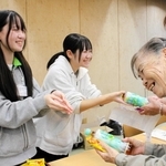 認知症患者らが集まる「ぐりーんカフェ」の運営を手伝う中学生＝緑が丘町公民館