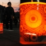 播州三木染め形紙のデザインを使った灯籠で照らし出される湯の山街道＝三木市芝町