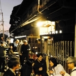 酒蔵前の特設「ＢＡＲ」で日本酒を味わう来場客ら＝三木市芝町