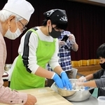 うどん打ちを教わる子ども（右）＝三木市立市民活動センター