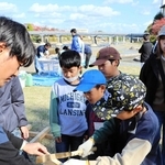 鋸を使った仕事に取り組む子どもたち。この後「お給料」を手にした＝三木市本町２