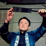 鋸のひずみを見る光川大造さん。伝統工芸士として後進育成に尽力する＝三木市別所町高木