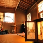 茶室の中、ガラスの芸術　工芸家・藤本さんが作品展　和の雰囲気引き立てる