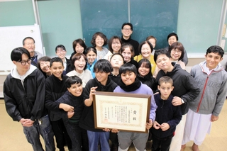 「博報賞」受賞を喜ぶ日本語教室「みきっズ」の子どもや講師ら＝自由が丘公民館