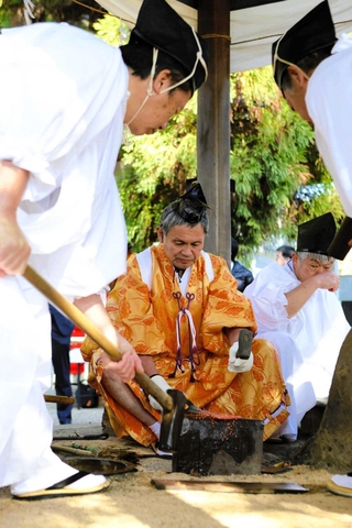 伝統衣装を着て古式鍛錬を披露する鏝部会の４人＝三木市上の丸町