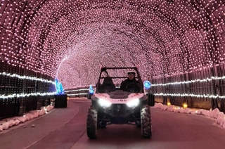 光のトンネルにたたずむバギー。実際は走り抜けることになる＝ネスタリゾート神戸