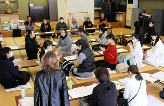 えびすまつりに向けた説明会に参加した女性ら＝戎神社