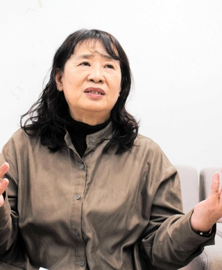 みき演劇セミナーで、志染町三津田地区をテーマに台本を手がけた吉川いずみさん＝三木市役所