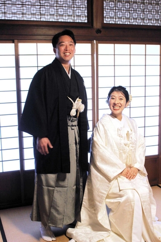 婚礼衣装を身に着けた北浦淳也さん（左）と亜矢香さん＝旧玉置家住宅