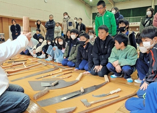 さまざまな種類の道具を見て、三木金物の歴史を学ぶ子どもたち＝自由が丘東小
