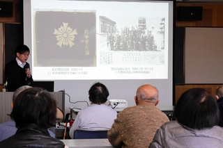 戦前、戦中の写真などを示しながら三木の暮らしぶりを紹介する金松誠学芸員＝三木市高齢者福祉センター