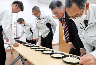 皿に広げられた山田錦の出来栄えを見極める審査員＝三木市細川町豊地