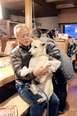 夜、家に入る前に昭雄が小鉄の足をきれいに拭く。「オトウチャンノダッコハキモチエエナ」＝三木市吉川町上松