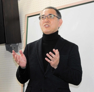 「これからの時代、起業はしやすく、社会からも求められる」と訴える回谷信吾さん＝三木東高校