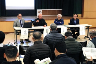 酒米農家が集まり、山田錦の歴史と今後について意見を交換した＝三木市吉川町吉安