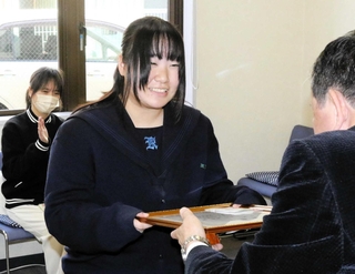 笑顔で表彰状を受け取る大石愛花さん＝三木市末広１