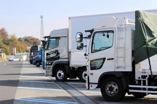 違法な「名義貸し」の背景には運送業界の深刻な人手不足もある＝三木市内