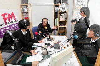 阪神・淡路大震災で取材した当時の記憶を高校生に語る三条杜夫さん（中央）＝三木市役所