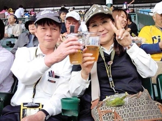 夫の昭吾さん（左）と中村和子さん＝阪神甲子園球場（中村さん提供）