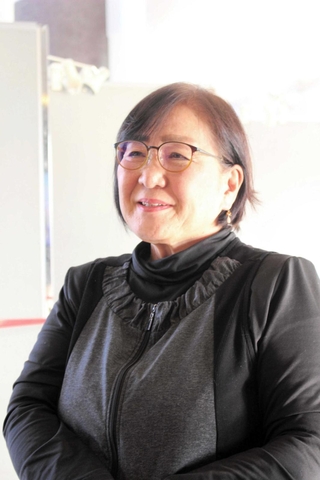 夫との思い出を語る中村和子さん＝小野市内