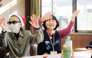 「サザエさん体操」で体を動かしているうちに、いつの間にか笑顔に＝三木市緑が丘町中３