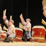 躍動感あふれる音色を響かせた別所ともえ太鼓会＝三木市文化会館