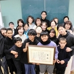 「博報賞」受賞を喜ぶ日本語教室「みきっズ」の子どもや講師ら＝自由が丘公民館