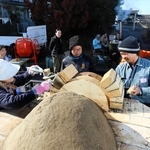 れんがを積み上げてピザ窯を作り上げていくワークショップ参加者＝三木市志染町井上